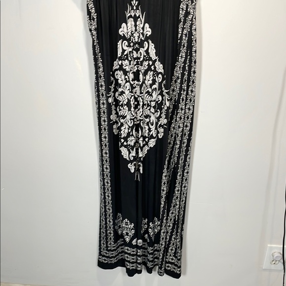 Black and White V-Neck Dolman Sleeve Maxi Sundress - Picture 7 of 8
